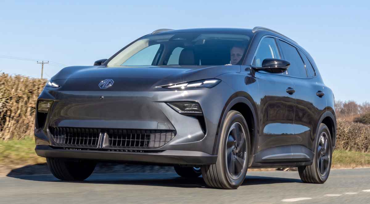 Camioneta SUV MG S5 EV color gris oscuro en movimiento por una carretera a la luz del día, representando el espectacular crecimiento en ventas de la marca en Colombia durante julio de 2026.