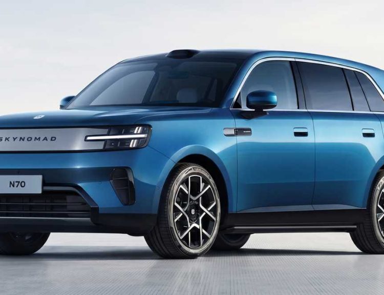 Camioneta SUV Xiaomi Skynomad N70 de color azul metalizado, destacando su diseño frontal minimalista como el vehículo híbrido enchufable de mayor autonomía en el mundo.