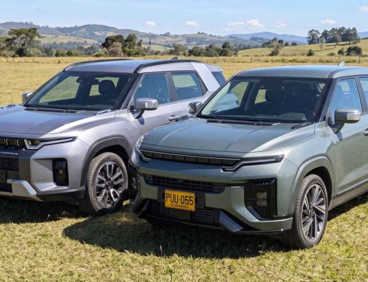 Camionetas SUV KGM Torres Hybrid color plata y KGM Actyon color verde oliva estacionadas lado a lado en un campo abierto, listas para su prueba de manejo en Colombia.