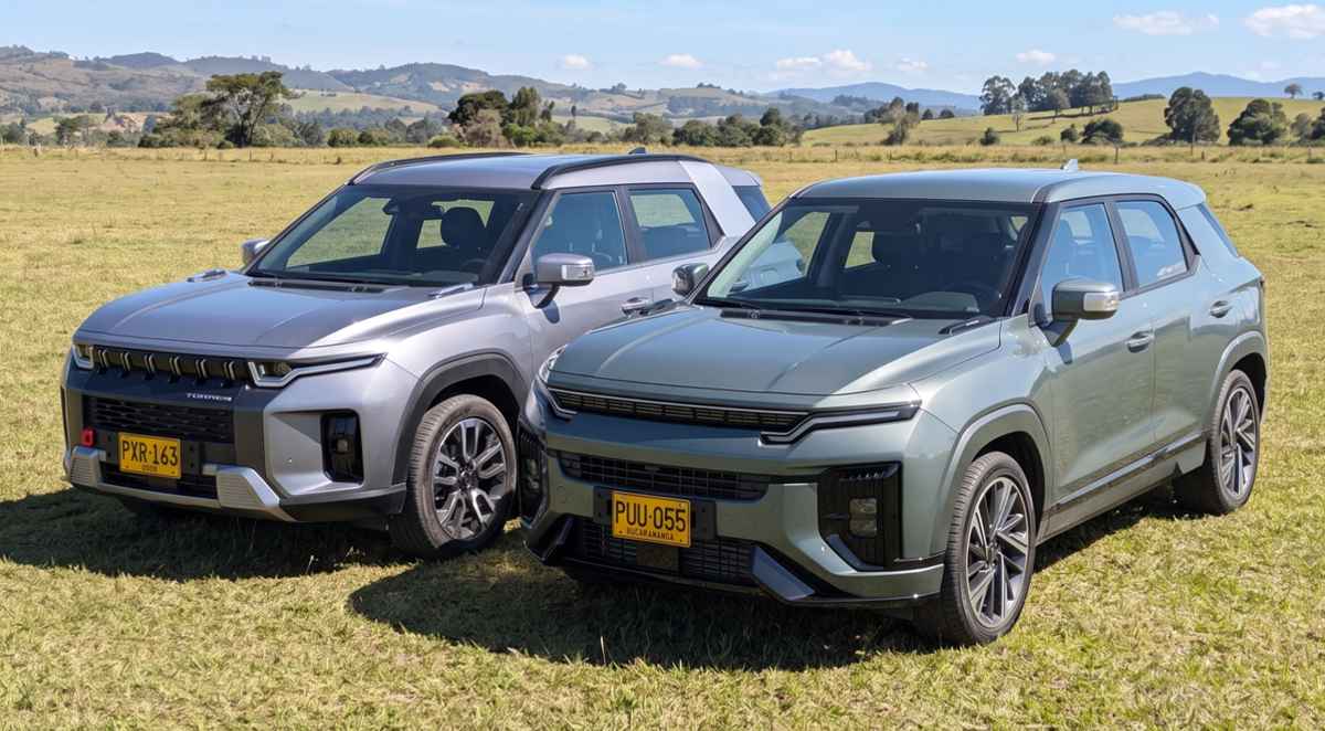 Camionetas SUV KGM Torres Hybrid color plata y KGM Actyon color verde oliva estacionadas lado a lado en un campo abierto, listas para su prueba de manejo en Colombia.
