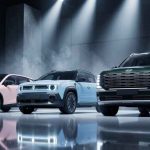 Exhibición de tres nuevos vehículos de diferentes estilos y colores, Changan Nevo Q05, Renault 4 E-Tech y Hyundai Palisade Híbrida, bajo luces de estudio, anticipando los próximos lanzamientos del mercado automotor en Colombia para 2026