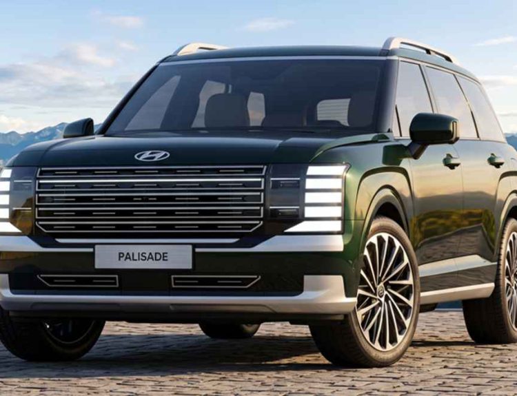 Camioneta SUV Hyundai Palisade Híbrida color verde oscuro en un paisaje montañoso, destacando su imponente parrilla rectangular y moderno diseño exterior en su llegada a Colombia.