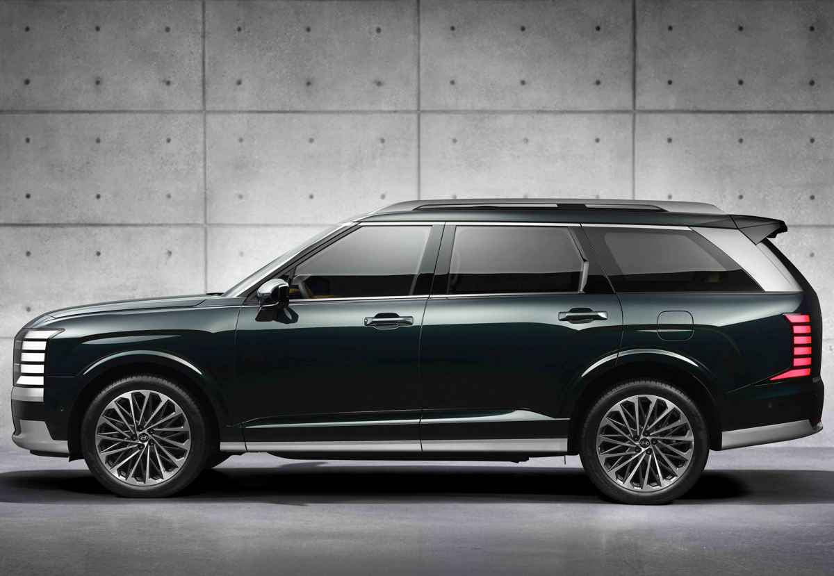 Perfil lateral completo de la camioneta Hyundai Palisade Híbrida, destacando su enorme longitud de 5,06 metros, apliques cromados y pilar C inclinado hacia adelante.