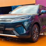 Camioneta SUV BYD Yuan Up DM-i híbrida enchufable color azul oscuro, exhibida sobre una llamativa plataforma naranja durante su lanzamiento oficial en el BYD Fest en Bogotá.