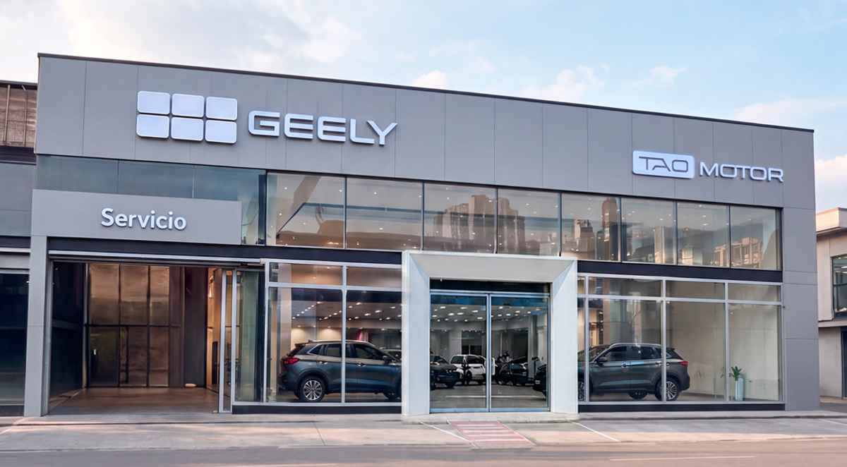 Amplia y moderna fachada del nuevo concesionario Geely operado por Taomotor, destacando sus grandes ventanales de exhibición y la zona de servicio técnico.