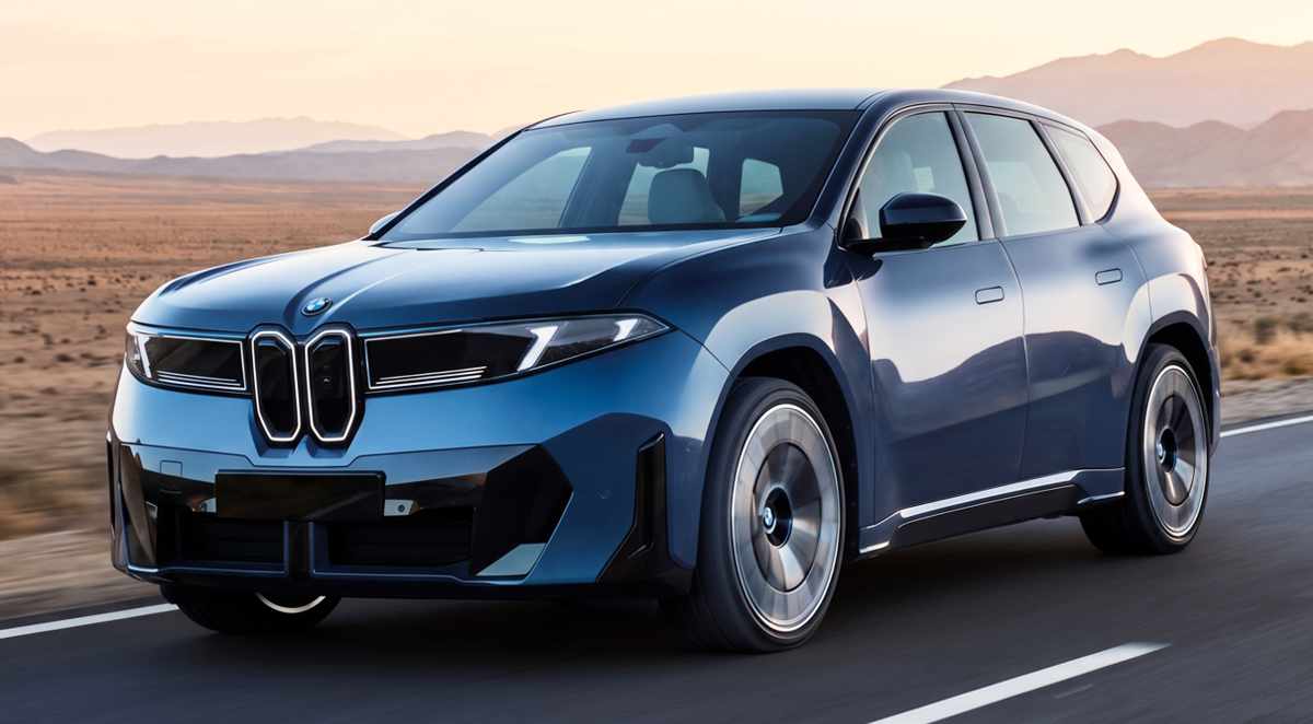 Vista frontal en movimiento de la nueva SUV BMW iX3 eléctrica color azul, destacando su renovada parrilla iluminada y diseño aerodinámico sobre una carretera despejada.