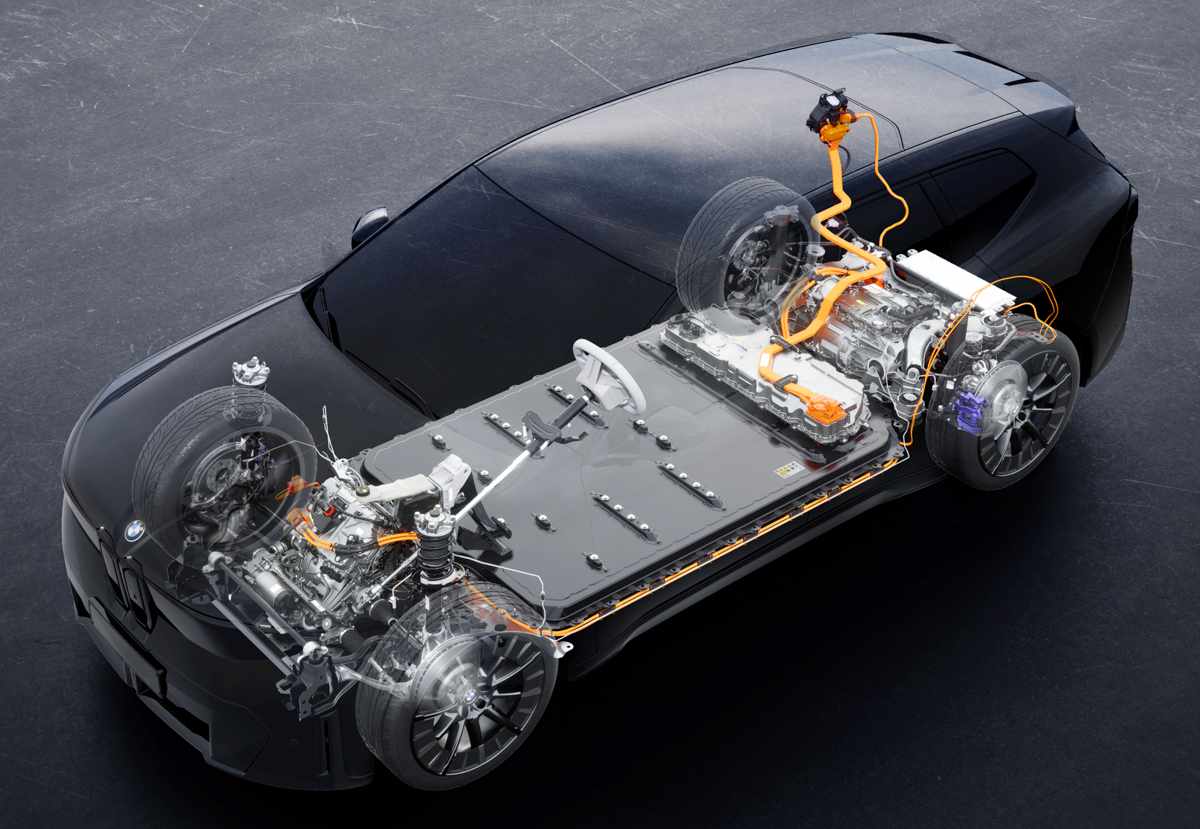Gráfico técnico de rayos X de la plataforma Neue Klasse en la BMW iX3, detallando la ubicación de la gran batería de 108,7 kWh en el piso y los dos motores eléctricos.