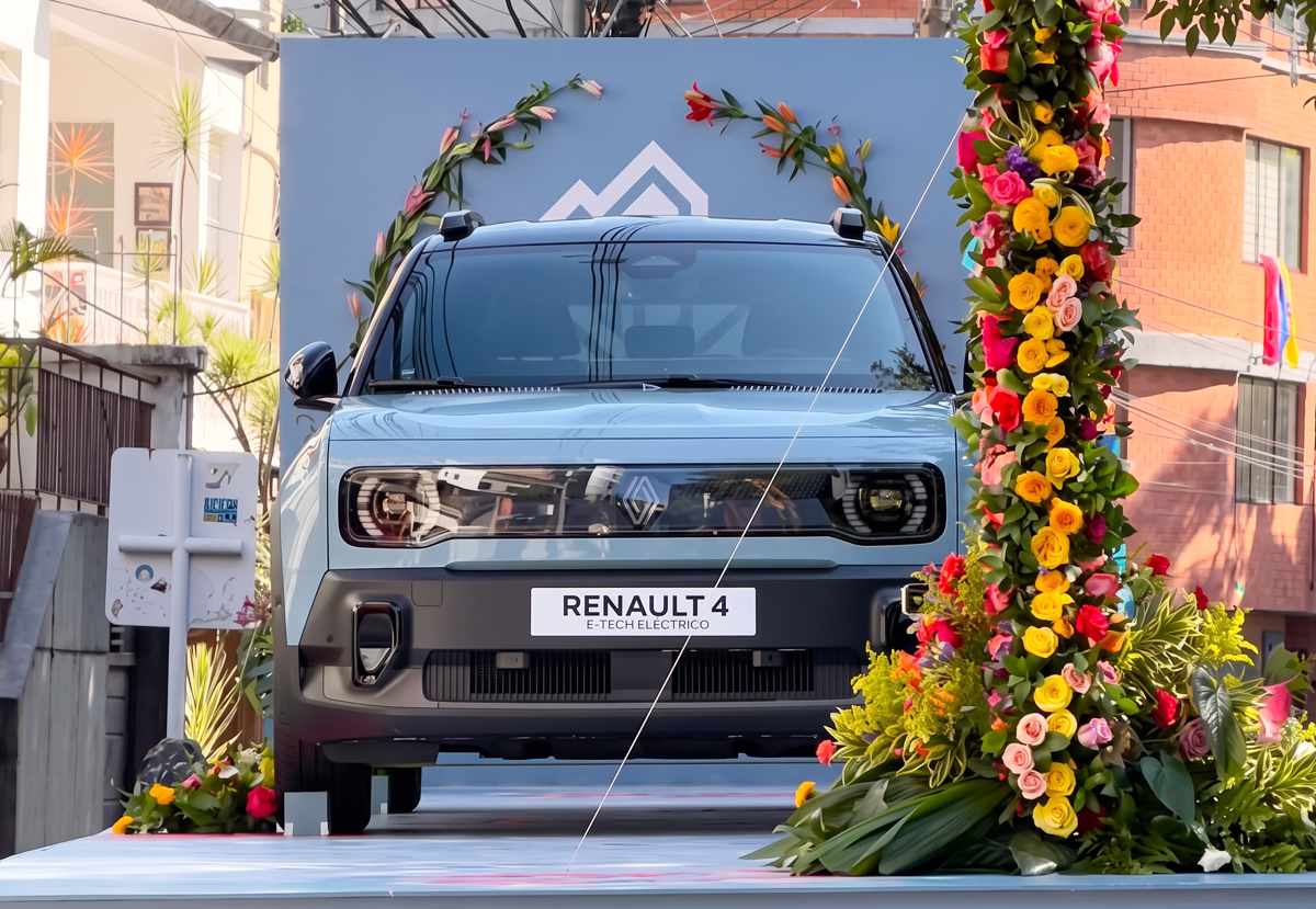 Vista frontal del Renault 4 E-Tech eléctrico sobre su carroza, enmarcado por vistosos arreglos florales tradicionales durante la Feria de las Flores.
