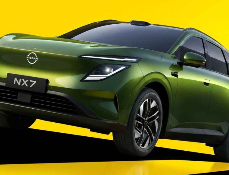 Vista frontal de tres cuartos de la nueva SUV Nissan NX7 color verde sobre un vibrante fondo amarillo, destacando sus faros divididos y el emblema frontal iluminado.