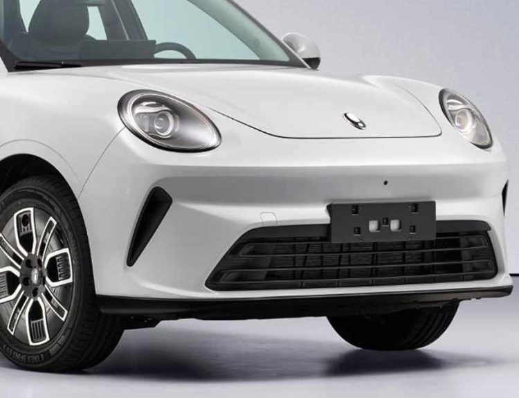 Detalle frontal de la nueva GWM Ora 5 híbrida enchufable color blanco, destacando sus icónicos faros redondos y el diseño limpio del parachoques.