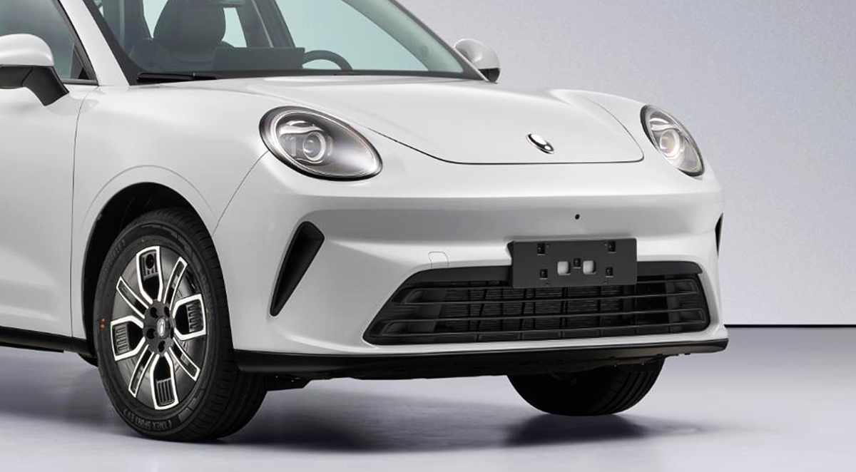 Detalle frontal de la nueva GWM Ora 5 híbrida enchufable color blanco, destacando sus icónicos faros redondos y el diseño limpio del parachoques.