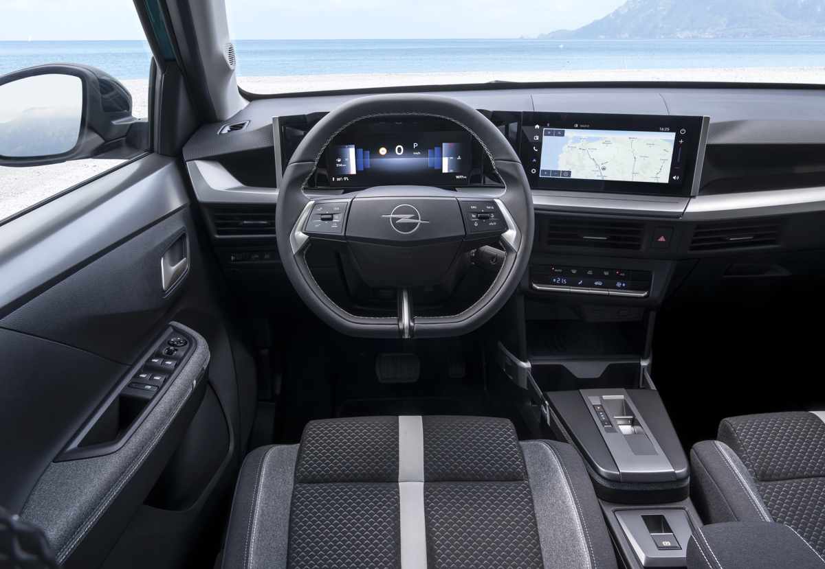 Puesto de conducción de la Opel Crossland Híbrida, detallando el tablero Pure Panel con su doble pantalla digital de 10 pulgadas y el diseño del volante multifunción.
