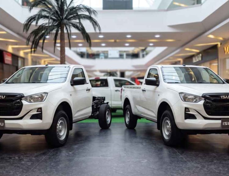 Vista frontal de las nuevas Isuzu Pickup versiones Chasis y Cabina Sencilla color blanco exhibidas juntas, mostrando sus diferencias en la zona de carga.