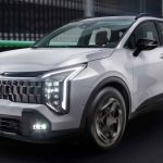 Vista frontal en movimiento de la nueva SUV Kia Sportage X-Line Híbrida color blanco, destacando su parrilla 'Tiger Face' y nuevas luces exploradoras en el bumper.