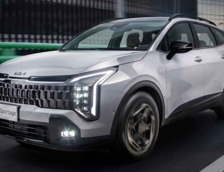Vista frontal en movimiento de la nueva SUV Kia Sportage X-Line Híbrida color blanco, destacando su parrilla 'Tiger Face' y nuevas luces exploradoras en el bumper.