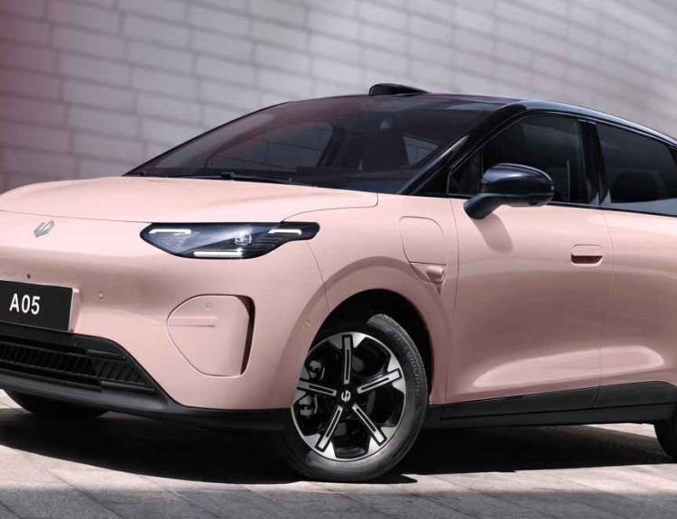 Vista frontal de tres cuartos del nuevo carro eléctrico urbano Leapmotor A05 color rosa pálido con techo negro, destacando su diseño redondeado y luces LED.