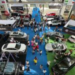 Vista panorámica desde lo alto del pabellón principal en Cenfer durante la feria Santander Sobre Ruedas 2026, mostrando múltiples stands de marcas de carros y gran asistencia de público.