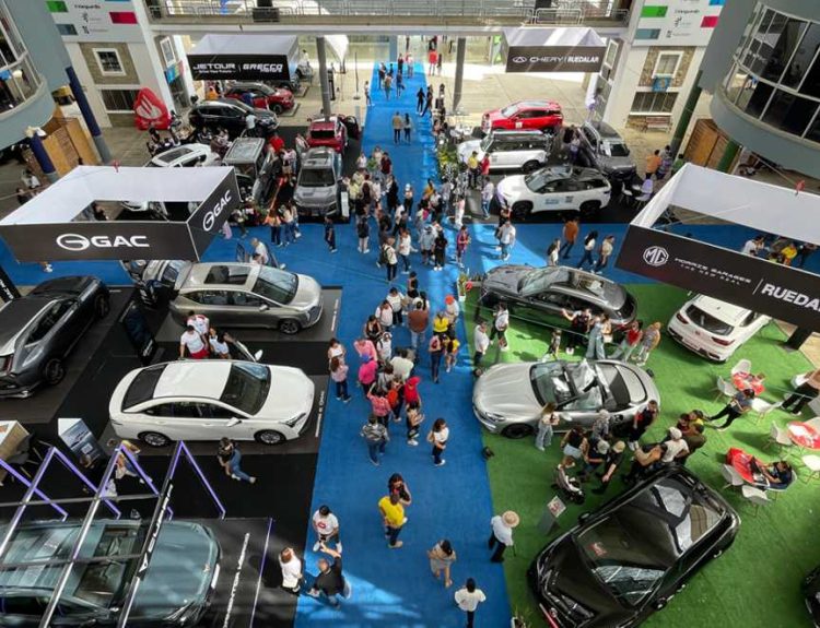 Vista panorámica desde lo alto del pabellón principal en Cenfer durante la feria Santander Sobre Ruedas 2026, mostrando múltiples stands de marcas de carros y gran asistencia de público.