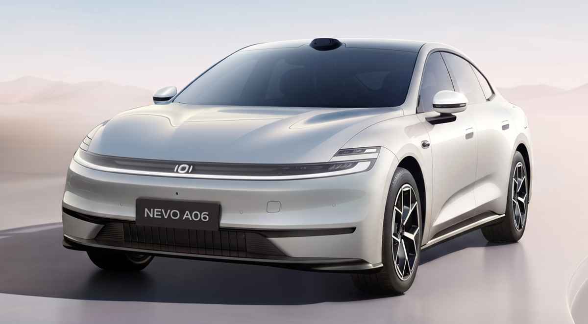 Vista frontal del nuevo sedán eléctrico Changan Nevo A06 color blanco, destacando su diseño aerodinámico, luces LED horizontales delgadas y el sensor LiDAR integrado en el techo.