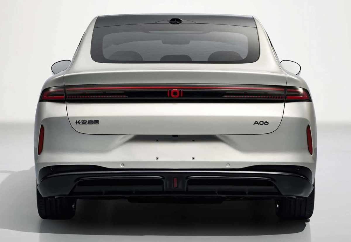 Diseño posterior minimalista del sedán eléctrico Changan Nevo A06, exhibiendo su franja de luz LED continua de extremo a extremo, el emblema retroiluminado central y el difusor aerodinámico negro.