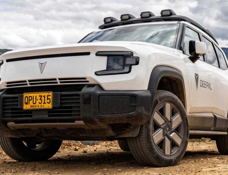 Vista frontal inferior de la nueva Deepal G318 blanca superando un camino de tierra, destacando su imponente diseño cuadrado, luces LED y barras de techo con el Cañón del Chicamocha de fondo.