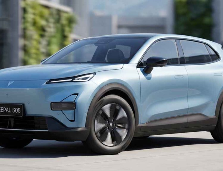 Vista frontal de tres cuartos de la nueva SUV electrificada Deepal S05 color azul claro en entorno urbano, modelo líder entre los híbridos enchufables en Colombia durante julio de 2026.