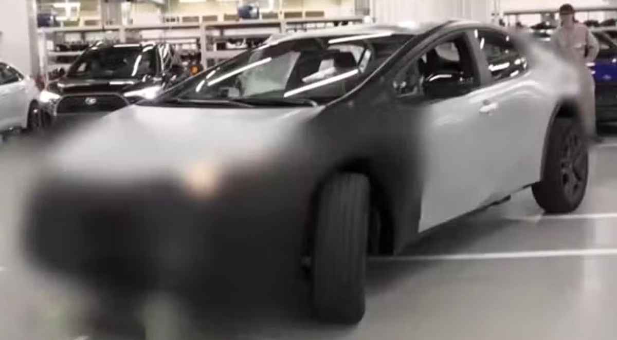 Prototipo de pruebas camuflado de la nueva generación del Toyota Corolla 2027 en una fábrica japonesa, revelando su nueva silueta deportiva con el frente oscurecido intencionalmente.