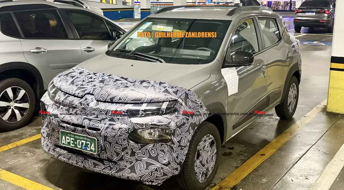 Foto espía del prototipo del Renault Kwid 2027 para Latinoamérica estacionado en un parqueadero, luciendo camuflaje blanco y negro en su parte frontal que oculta su rediseño.