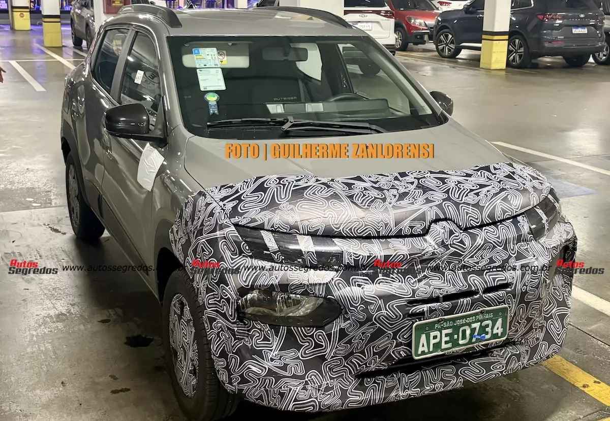 Vista frontal de tres cuartos del Renault Kwid 2027 en fase de pruebas, destacando el denso camuflaje sobre el capó y el parachoques que anticipa la nueva 'cara' del citycar.
