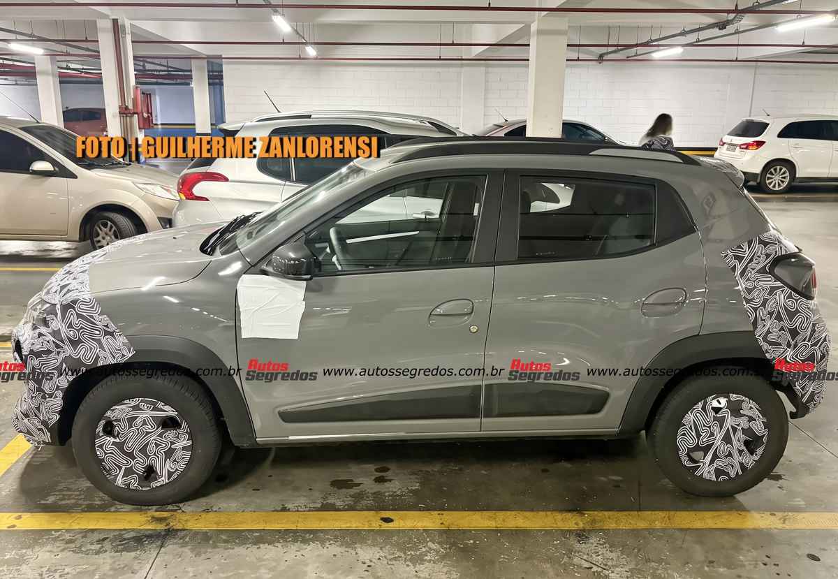 Perfil del Renault Kwid 2027 de pruebas en color gris, exhibiendo camuflaje en los extremos y cobertores en las ruedas que ocultan el diseño de los nuevos rines o copas para la región.
