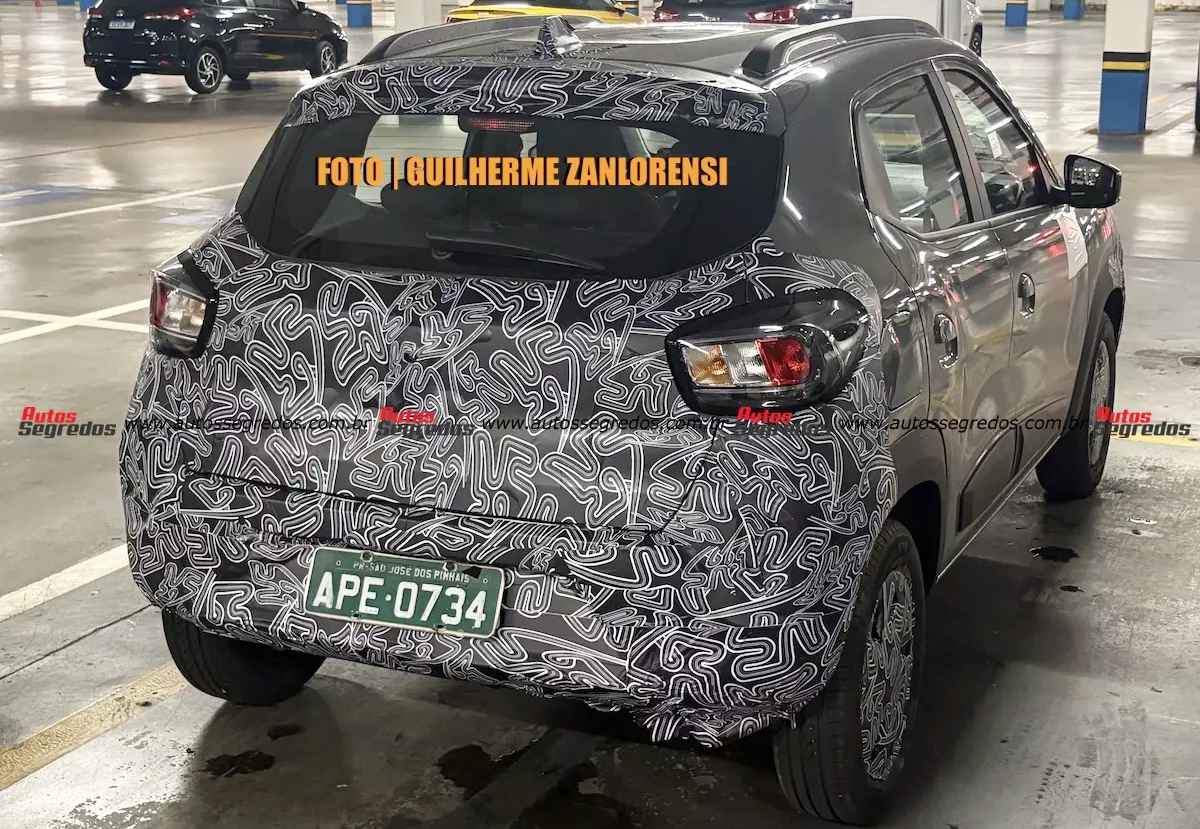Parte posterior camuflada del Renault Kwid 2027, donde se aprecia la nueva antena de techo tipo aleta de tiburón y los faros traseros que incorporarán nuevas micas translúcidas.