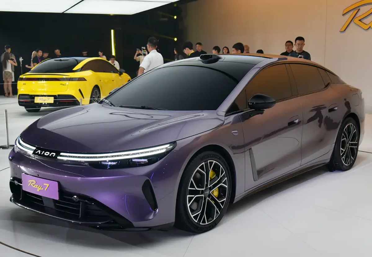 El nuevo GAC Aion Ray 7 exhibido durante su lanzamiento mundial en el llamativo color Púrpura de Verano, destacando el radar LiDAR de Huawei montado sobre el techo para la conducción autónoma.
