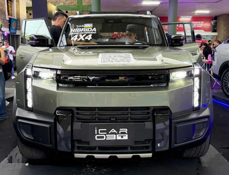 Vista frontal de la robusta Chery iCar 03T de rango extendido, rodeada de visitantes durante su lanzamiento en la feria Santander Sobre Ruedas en Colombia.