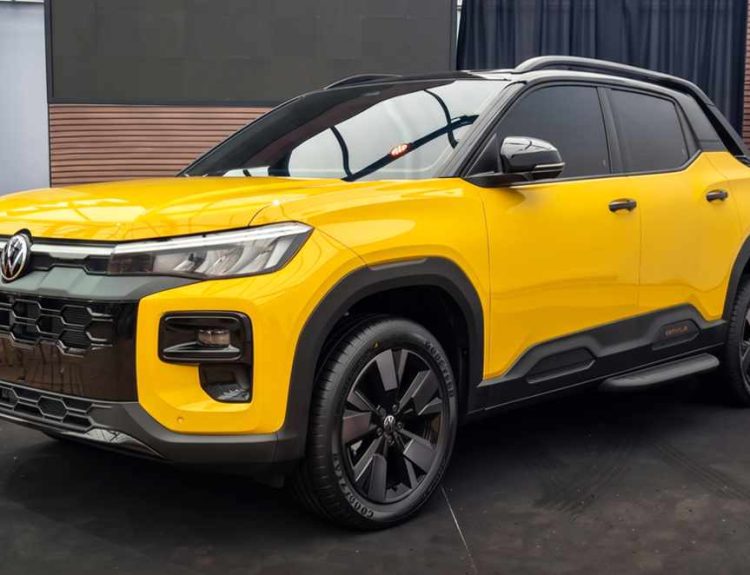 Vista frontal de tres cuartos de la nueva pick-up Volkswagen Tukan Extreme en color amarillo, exhibida en Brasil destacando su robusto diseño frontal y luces LED.