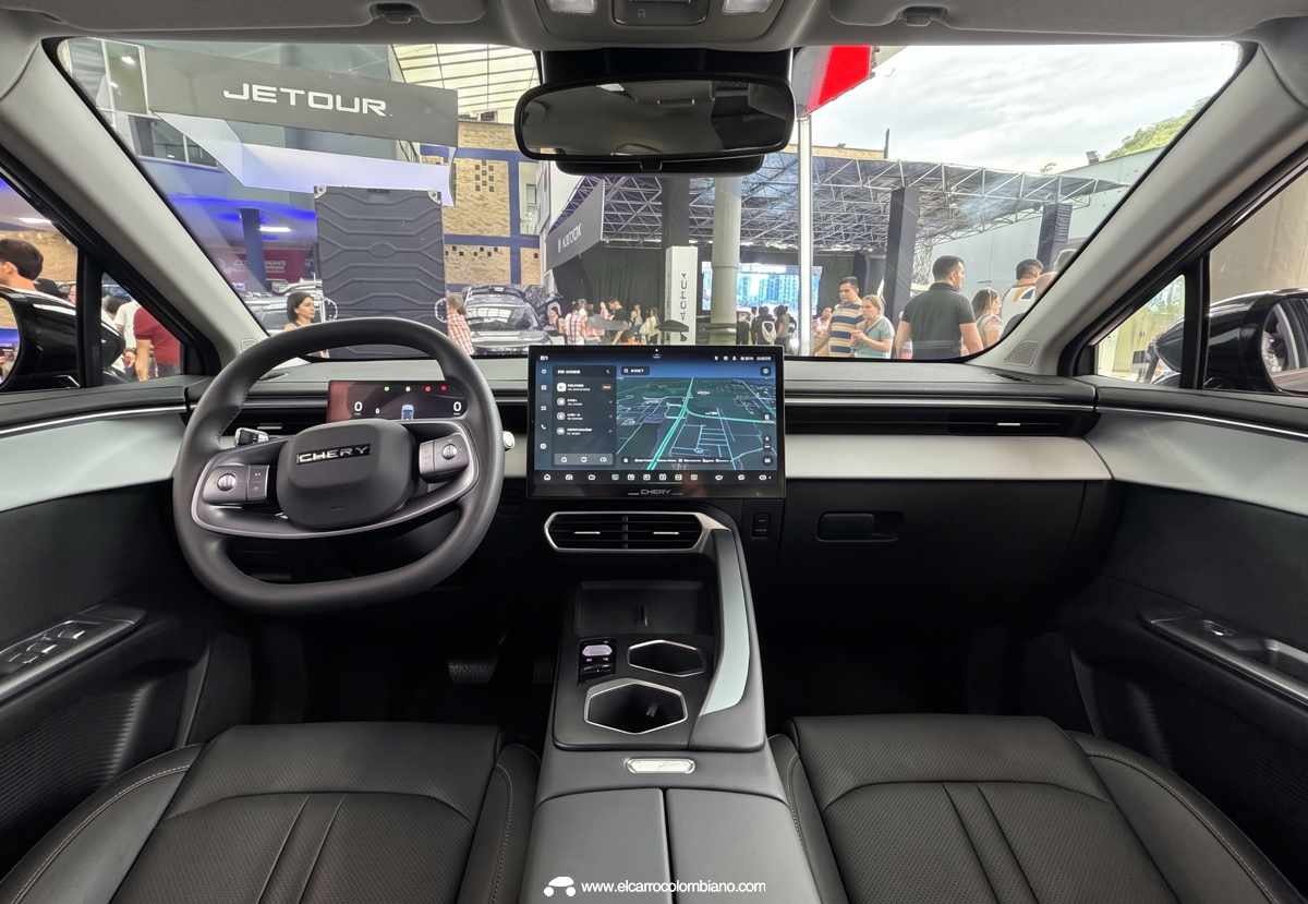 Cabina interior del Chery E5 Luxury, mostrando su enorme pantalla táctil panorámica de 15,6 pulgadas y el volante multifunción con acabados de alta gama.