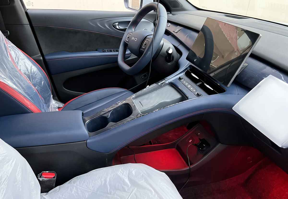 Cabina interior del nuevo BYD Great Seagull, destacando su inédito ambiente en azul marino con detalles rojos, consola de doble nivel y gran pantalla central flotante.