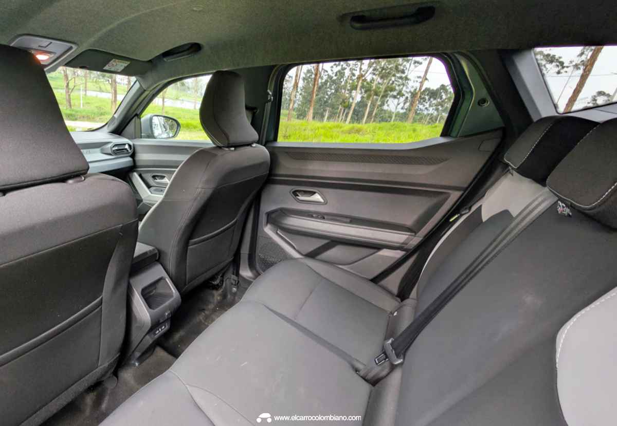 Vista del espacioso asiento trasero de la Renault Duster E-Tech 4x4, destacando la tapicería TEP y la comodidad interior ideal para viajes familiares.