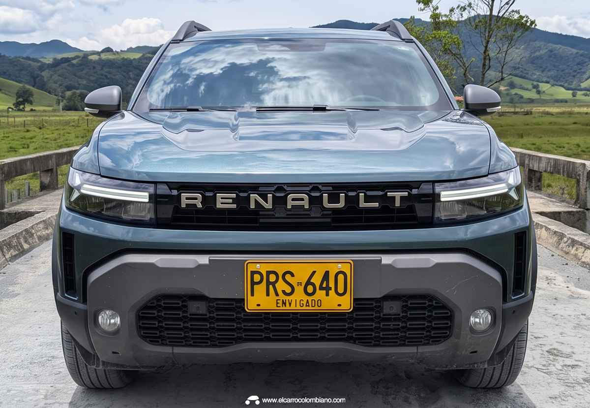 Imponente frente de la Renault Duster híbrida 4x4 estacionada sobre un puente, resaltando la nueva parrilla central oscura con la inscripción de la marca.