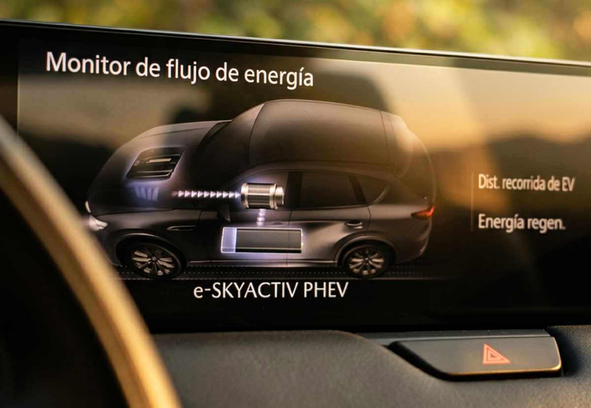 Primer plano de la pantalla central de 12 pulgadas en la Mazda CX-60 Híbrida Enchufable, ilustrando el monitor de flujo de energía del sistema e-Skyactiv PHEV.