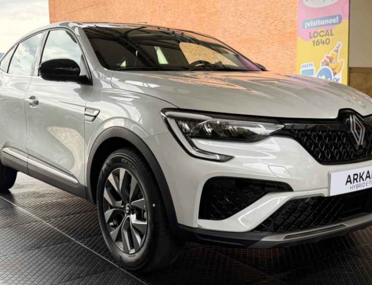 Vista frontal de tres cuartos de la SUV coupé Renault Arkana Evolution color blanco, exhibida sobre una plataforma texturizada durante su presentación en Colombia.
