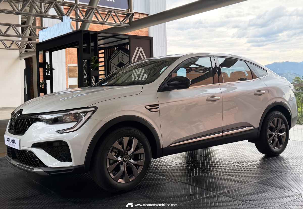Perfil lateral y frontal de la Renault Arkana Evolution blanca, resaltando su silueta aerodinámica, rines de aluminio de 17 pulgadas y molduras inferiores negras.