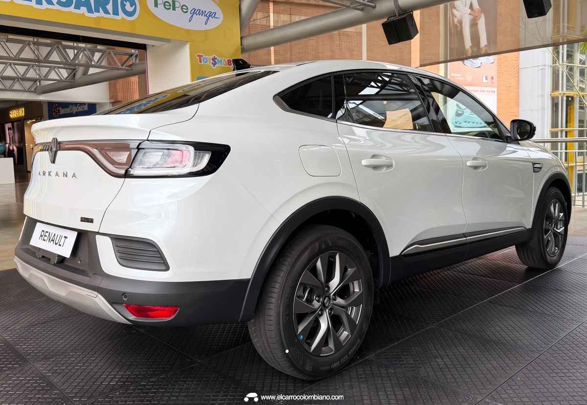 Diseño posterior de la Renault Arkana Evolution blanca, destacando la caída del techo tipo coupé, el alerón trasero integrado y su distintiva firma lumínica LED.