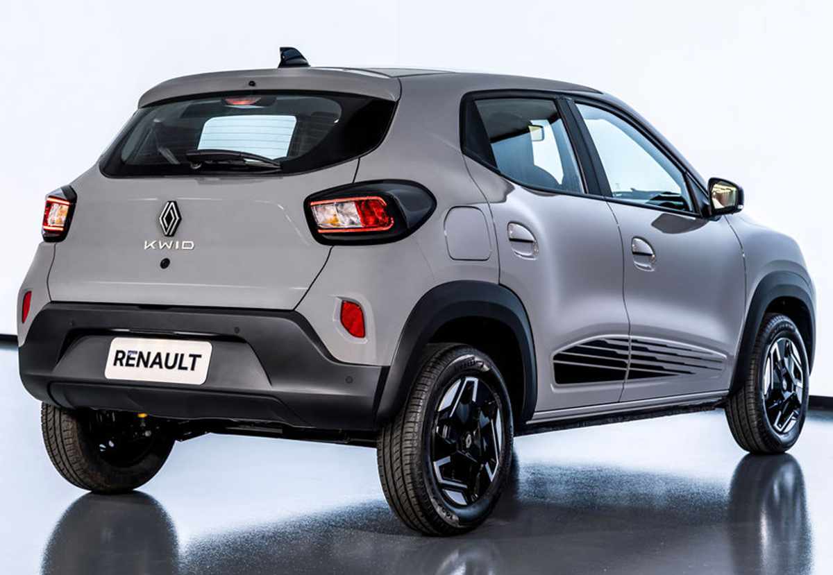 Vista posterior de tres cuartos del Renault Kwid 2027 plateado, exhibiendo sus nuevas luces de lente transparente y el bumper trasero con máscara oscura.