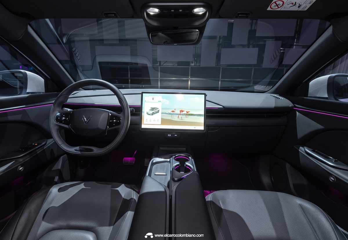 Cabina interior de la Arcfox T5 con tapicería oscura de corte deportivo, destacando su diseño minimalista y la integración de materiales premium.