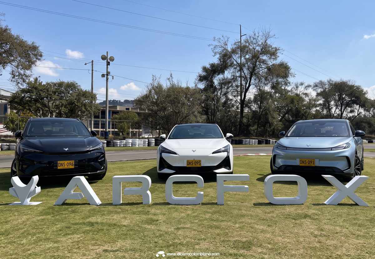 Plano frontal de la nueva familia de carros eléctricos Arcfox T1, S5 y T5 exhibidos sobre el césped, listos para su debut comercial en el mercado colombiano.
