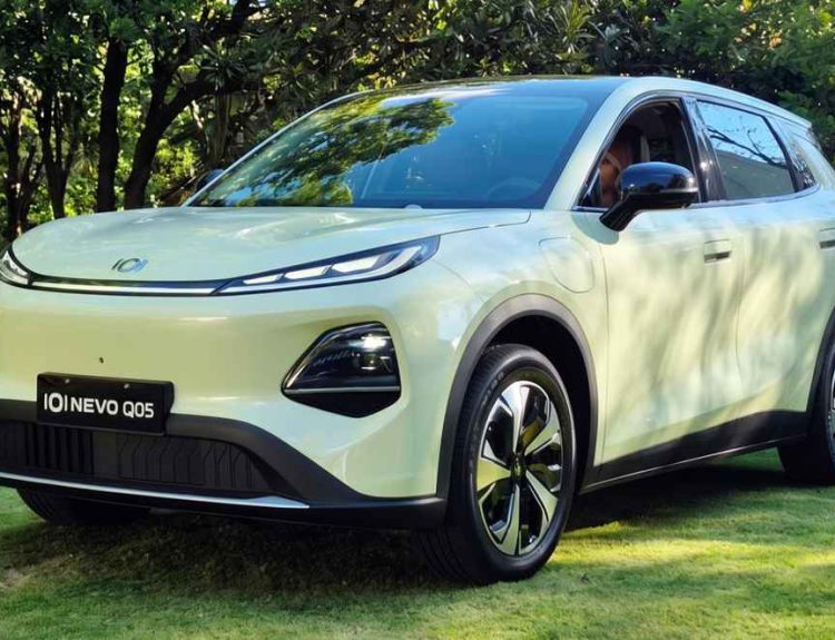 Plano frontal de tres cuartos de la nueva SUV eléctrica Changan Nevo Q05 en tono claro, exhibida sobre el césped resaltando sus luces diurnas LED y diseño aerodinámico.