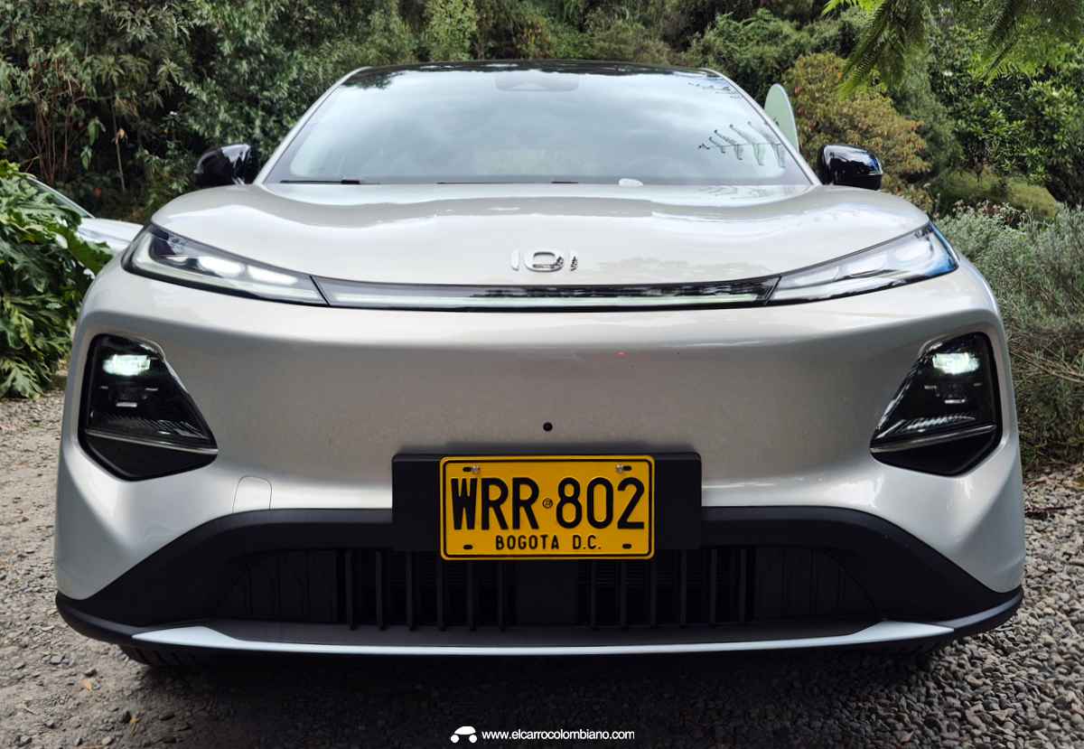 Plano frontal directo de la SUV eléctrica Changan Nevo Q05 plateada, luciendo su capó esculpido, emblema de la marca y entrada de aire inferior en color negro.