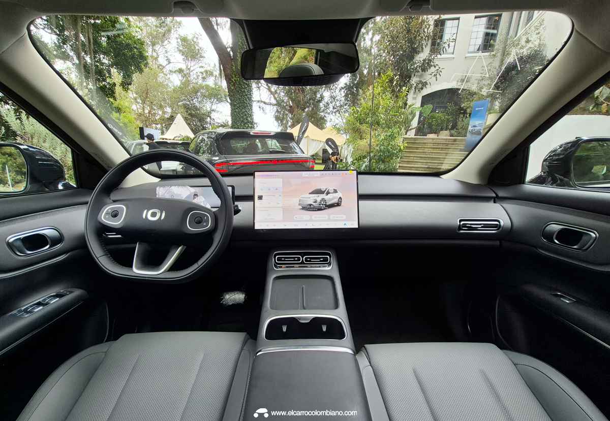 Cabina interior de la Changan Nevo Q05, resaltando su diseño minimalista con el volante ovalado multifunción, cuadro digital de 10,17 pulgadas y gran pantalla táctil central.