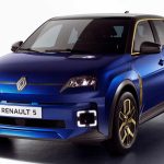 Vista frontal de tres cuartos del nuevo Renault 5 E-Tech 2027 en color azul, destacando sus inéditos rines dorados inspirados en el clásico Clio Williams.