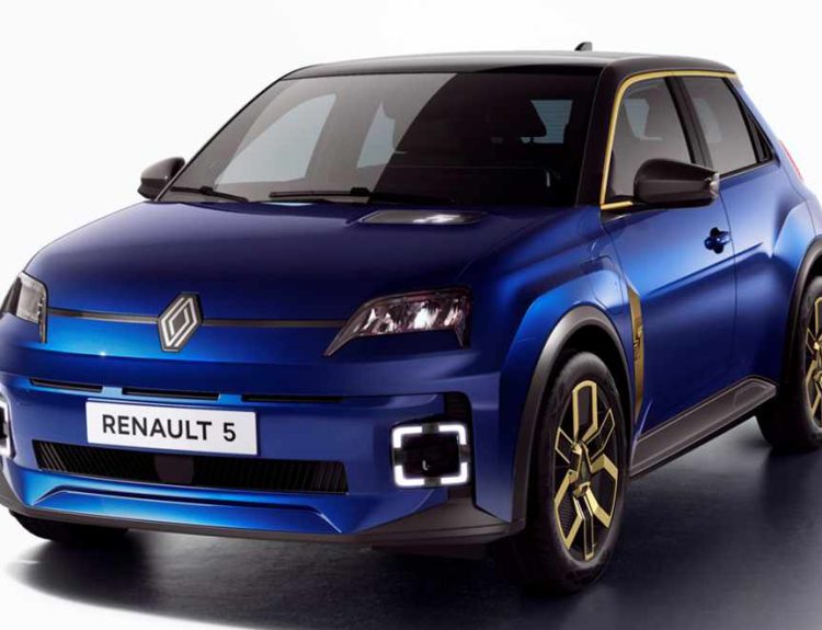 Vista frontal de tres cuartos del nuevo Renault 5 E-Tech 2027 en color azul, destacando sus inéditos rines dorados inspirados en el clásico Clio Williams.